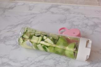 将料理杯的盖子拧紧。