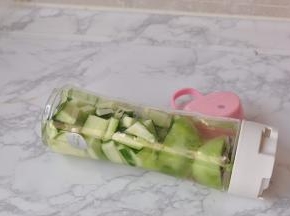 将料理杯的盖子拧紧。