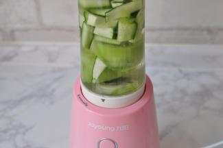 将料理杯安装好，轻轻一拧锁住就可。