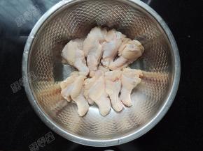 鸡翅根清洗干净，沥干水份。