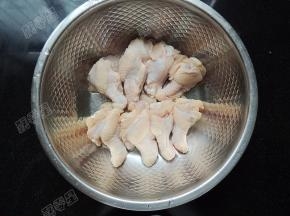 鸡翅根清洗干净，沥干水份。