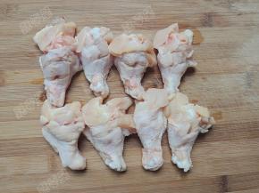 用刀在鸡翅根两面划两刀，便于腌制入味。