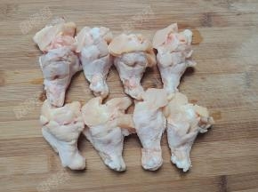 用刀在鸡翅根两面划两刀，便于腌制入味。