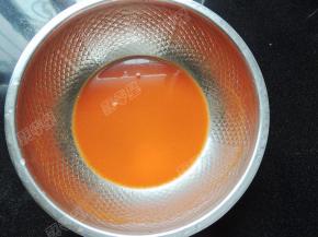 新奥尔良烤肉料放入碗中，加入少量清水化开。