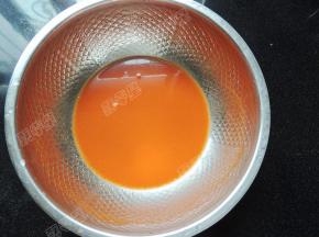 新奥尔良烤肉料放入碗中，加入少量清水化开。