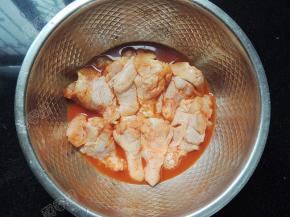 将鸡翅根放入烤肉料中，腌制四小时以上，让鸡翅根充分入味。