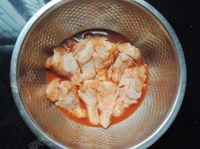 将鸡翅根放入烤肉料中，腌制四小时以上，让鸡翅根充分入味。