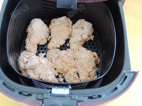 将炸篮推入空气炸锅，炸制时间设定为18分钟。