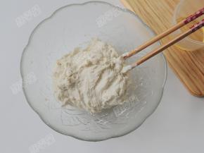 面粉中一边冲入沸水，一边用筷子快速搅拌。