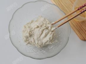 面粉中一边冲入沸水，一边用筷子快速搅拌。