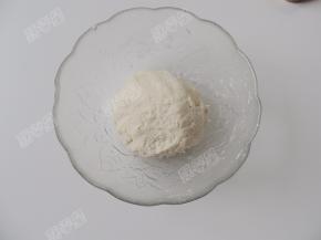 少量多次地淋入油，揉匀成面团。