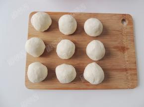 将面团分成九等份，搓圆。