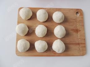 将面团分成九等份，搓圆。