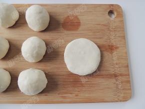 取一个面团按扁。