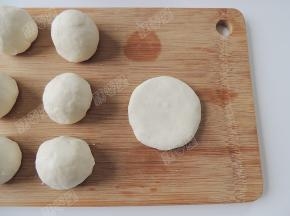 取一个面团按扁。