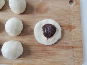 放入红豆沙馅。