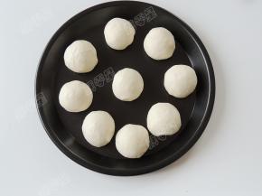 依次包好所有的馅料。