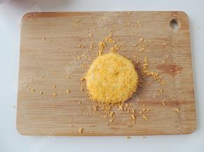 轻轻按压成圆形扁坯。