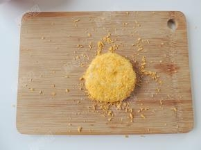 轻轻按压成圆形扁坯。