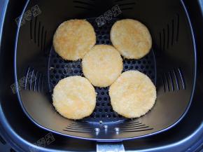 空气炸锅180度预热5分钟，抽出空气炸锅的炸篮，将生坯摆放到炸篮里。