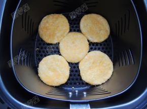 空气炸锅180度预热5分钟，抽出空气炸锅的炸篮，将生坯摆放到炸篮里。
