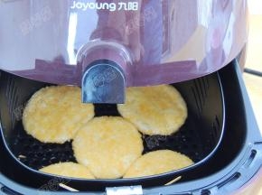 将炸篮推进炸锅，180度，约10分钟。