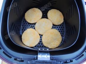 中间可以拉出炸篮查看，两面都金黄色后即可出锅。