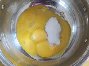 将蛋黄蛋清分离，5个蛋黄里加入20克细砂糖轻轻打散