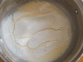 然后筛入低筋面粉