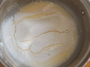 然后筛入低筋面粉