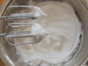 蛋白中加入1G盐，分三次加入50g细砂糖，打发蛋白至提起打蛋器，底下的蛋白角是直立的即可