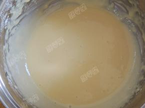 用打蛋器轻轻划Z，将蛋黄糊搅拌均匀，放一旁备用