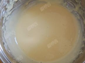 用打蛋器轻轻划Z，将蛋黄糊搅拌均匀，放一旁备用