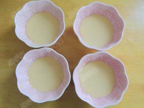 将蛋黄糊平分成五份