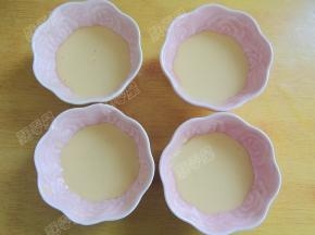 将蛋黄糊平分成五份