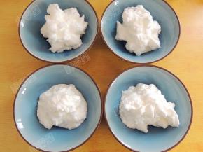 蛋白糊也平分成四份