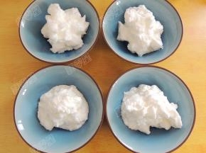 蛋白糊也平分成四份