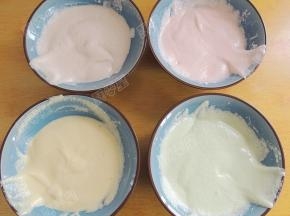 将四种蛋黄糊分别加入蛋白糊中，翻拌均匀