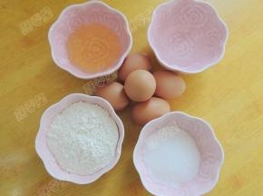 继续准备上层的书形蛋糕坯。同样的原材料