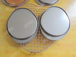 出炉震出热气，然后倒扣冷却