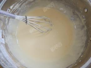 继续准备上层的书形蛋糕坯。同样的原材料