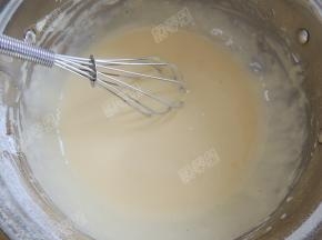 继续准备上层的书形蛋糕坯。同样的原材料