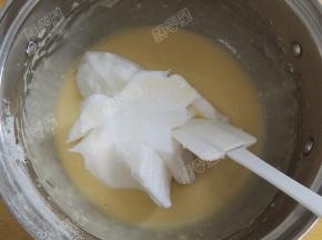 将三分之一的蛋白加入蛋黄糊里