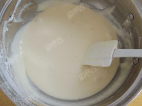 用刮刀轻轻地拌匀，注意不能转圈地拌，容易消泡