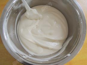 倒入剩下的蛋白盆中，继续翻拌均匀成蛋糕糊