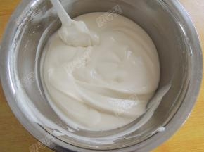 倒入剩下的蛋白盆中，继续翻拌均匀成蛋糕糊