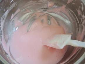 翻拌均匀成红色蛋糕糊