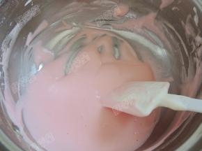翻拌均匀成红色蛋糕糊