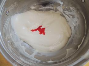 加入几滴红色色素