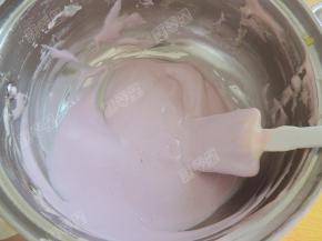 再去五分之一蛋糕糊，加入紫色色素翻拌均匀成紫色蛋糕糊